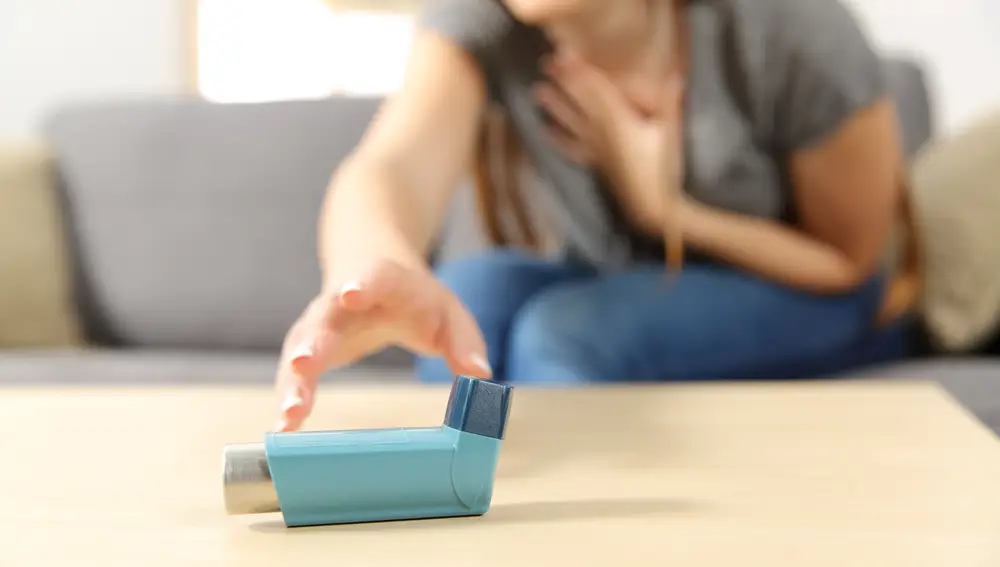 Una mujer se dispone a aplicarse un inhalador