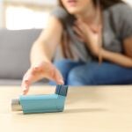 Una mujer se dispone a aplicarse un inhalador
