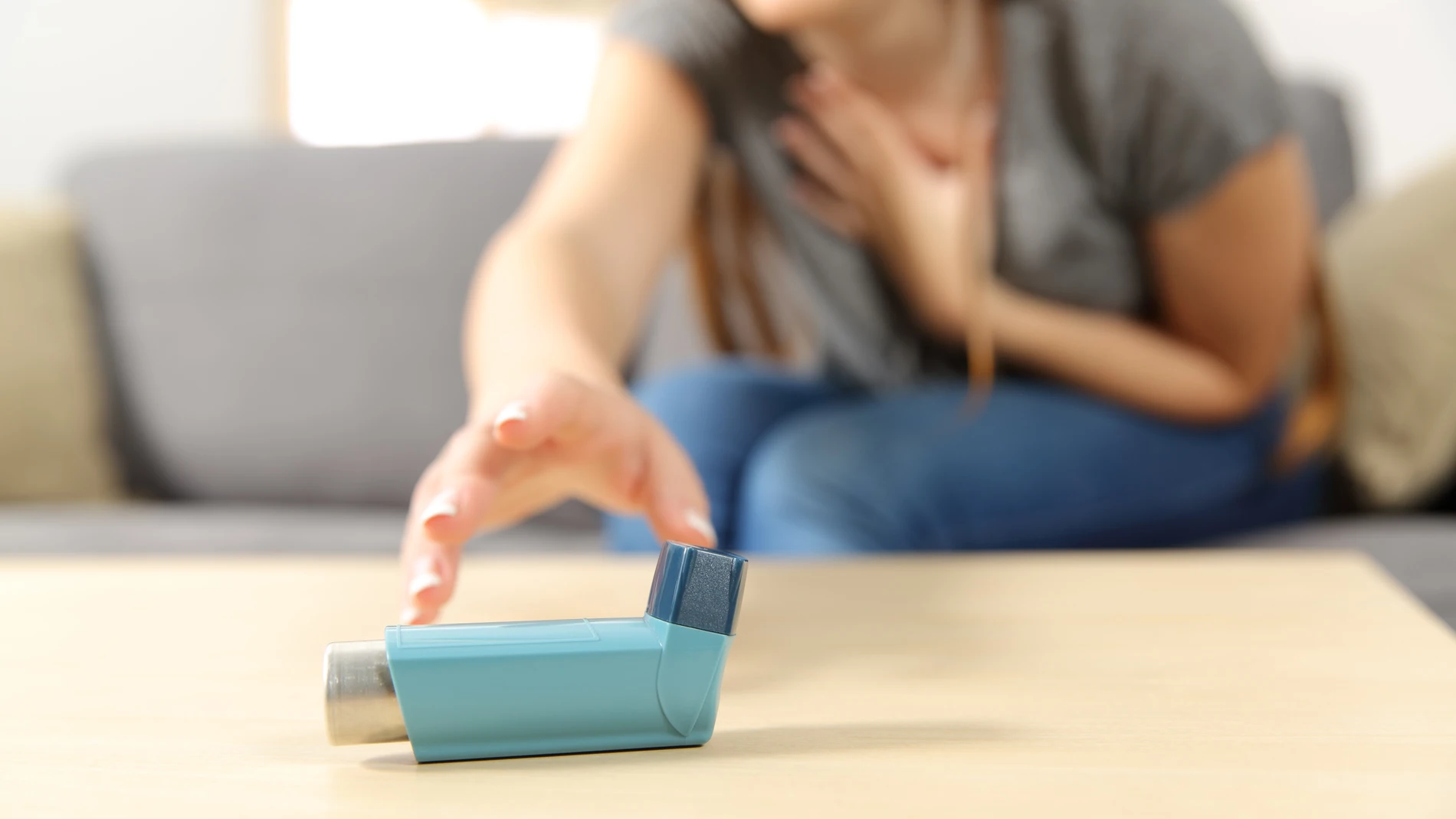 Una mujer se dispone a aplicarse un inhalador