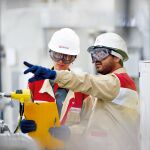 Dos empleados en una de las instalaciones de Veolia innovación