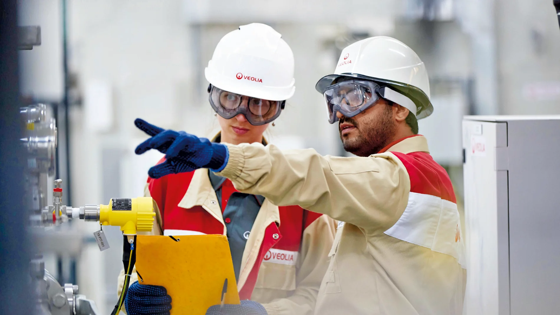 Dos empleados en una de las instalaciones de Veolia innovación