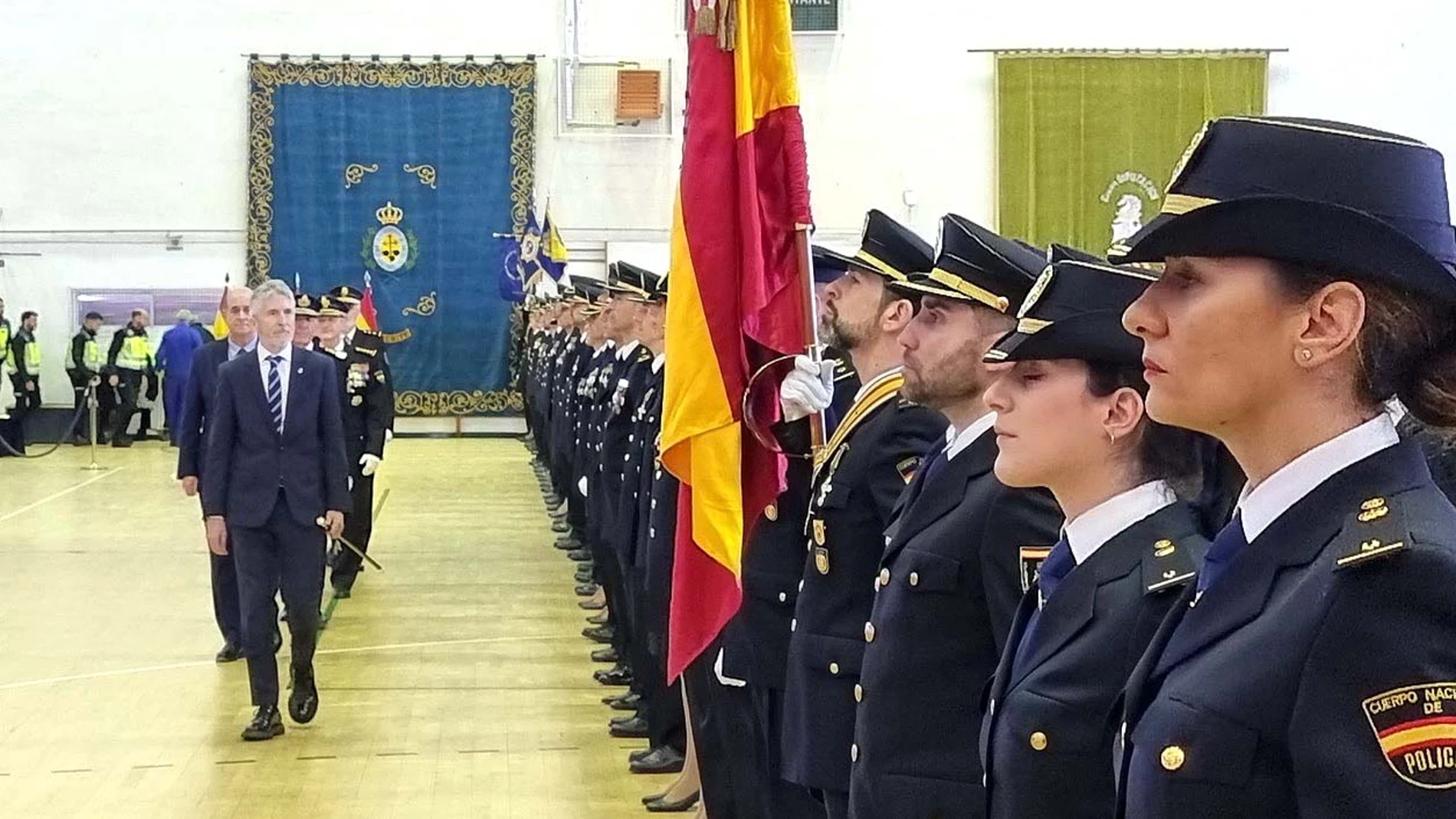 Grande-Marlaska pasa revista a los nuevos efectivos de la Policía en Ávila