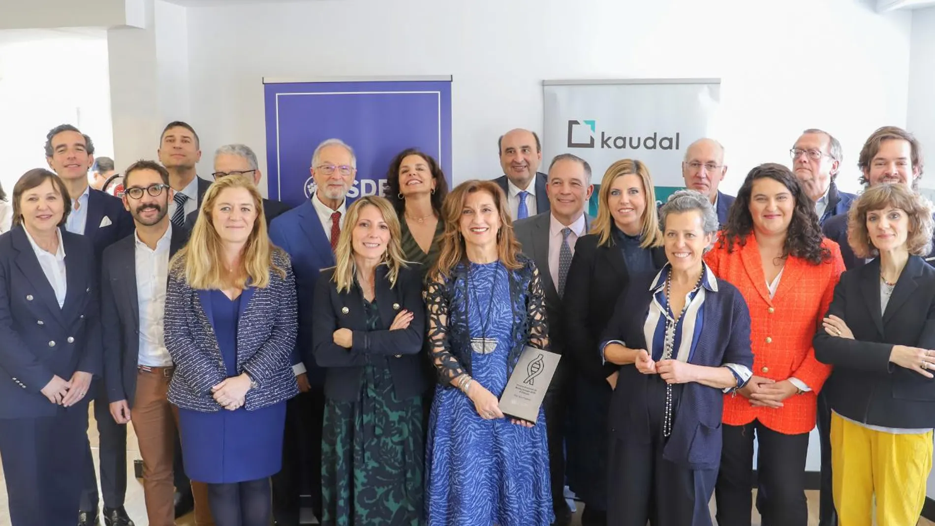Ana Polanco, en el centro, sostiene el galardón recibido tras el acto de entrega en ISDE