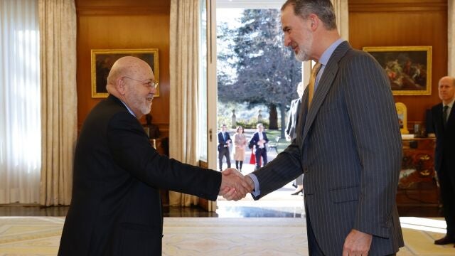 El Rey recibe a Tezanos y a otros once expresidentres del CIS con motivo de su 60 aniversa