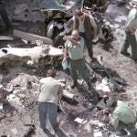 Sallent de Gállego (Huesca).20 ago 00.- Dos guardias civiles murieron hoy por la explosión de una bomba adosada al "Nissan Patrol" con el que habitualmente hacían sus rondas de vigilancia en Sallent de Gállego (Huesca). El atentado, perpetrado por ETA, ocasionó la muerte instantánea de Irene Fernández Pereda y produjo heridas de carácter muy grave a José Angel de Jesús Encinas, quien murió durante su traslado al Hospital de San Jorge de la capital oscense. En la foto, miembros de la Guardia Civil inspeccionan los restos del vehículo. 