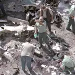 Sallent de Gállego (Huesca).20 ago 00.- Dos guardias civiles murieron hoy por la explosión de una bomba adosada al "Nissan Patrol" con el que habitualmente hacían sus rondas de vigilancia en Sallent de Gállego (Huesca). El atentado, perpetrado por ETA, ocasionó la muerte instantánea de Irene Fernández Pereda y produjo heridas de carácter muy grave a José Angel de Jesús Encinas, quien murió durante su traslado al Hospital de San Jorge de la capital oscense. En la foto, miembros de la Guardia Civil inspeccionan los restos del vehículo.