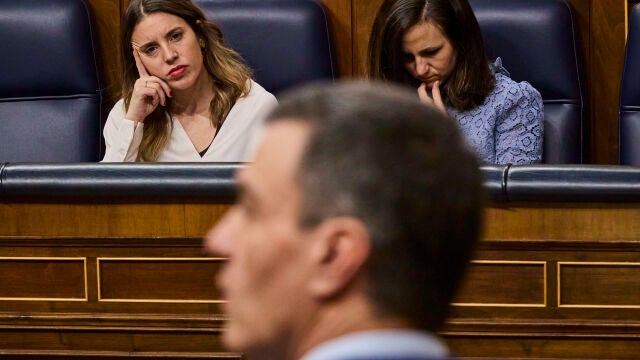Pedro Sánchez interviene en el Congreso en presencia de las ministras Irene Montero e Ione Belarra, impulsoras de la ley junto al presidente del Gobierno
