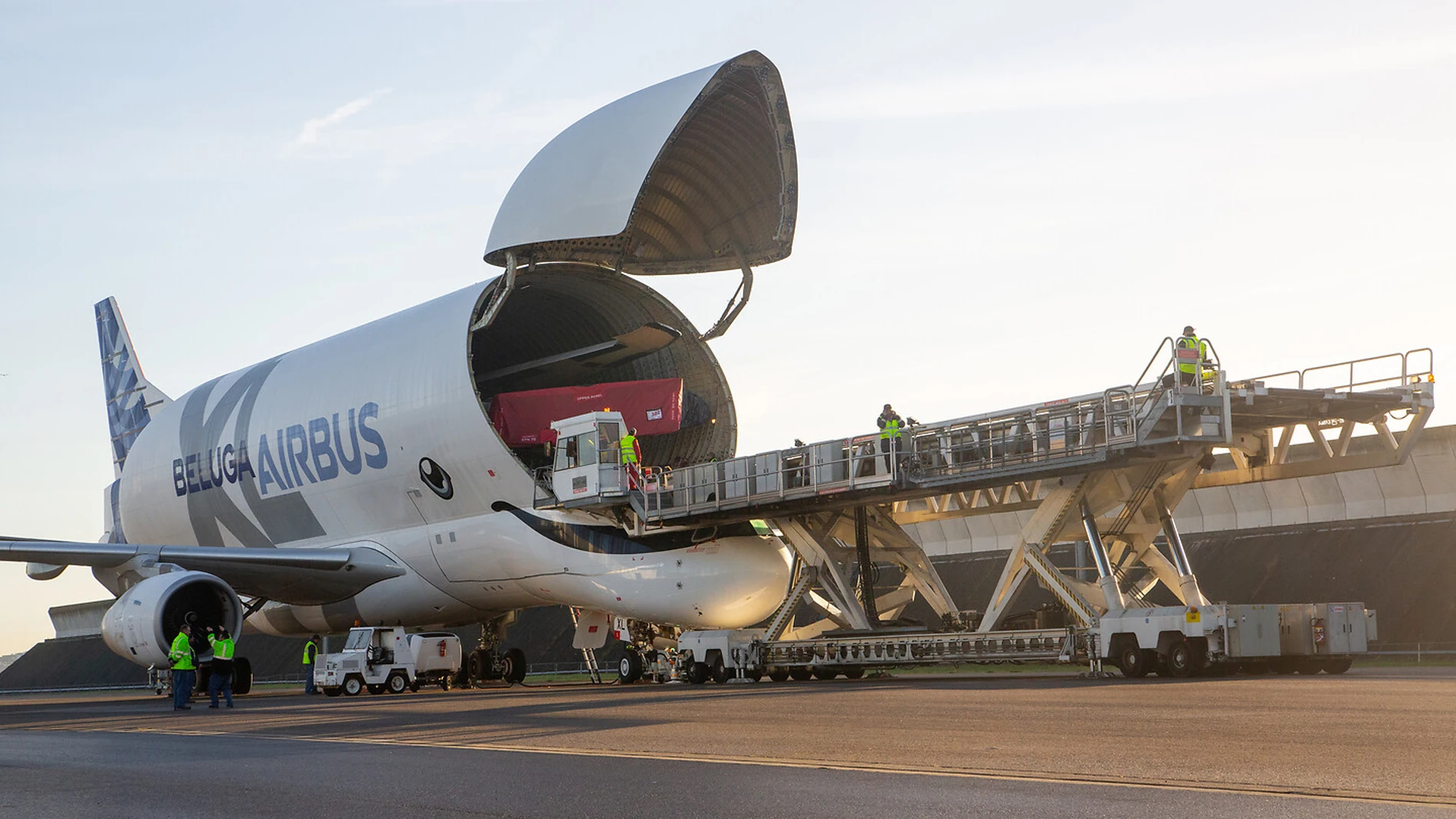 Un avión Beluga XL transporta unas alas para el montaje de una aeronave