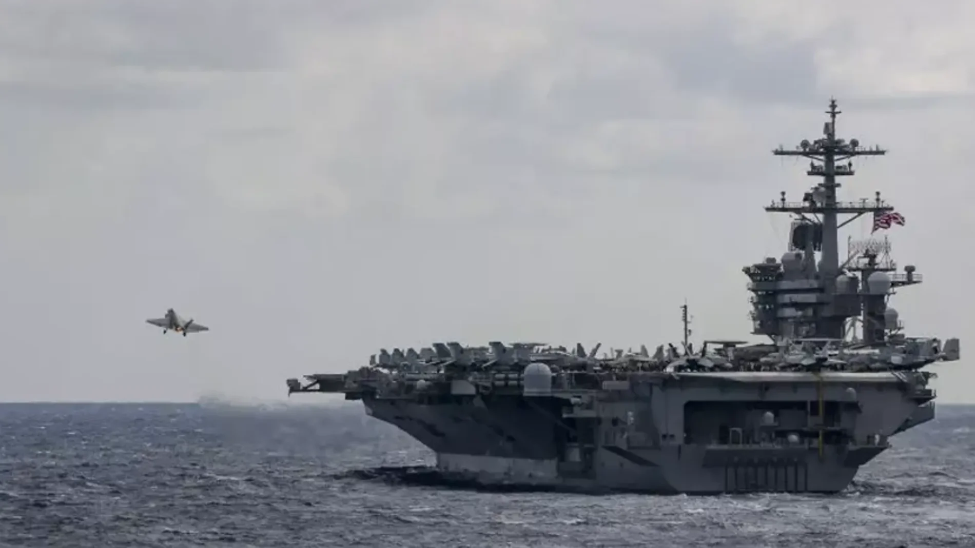 Un F-35 despega del portaaviones de clase Nimitz USS Abraham Lincoln durante un entrenamiento con la Fuerza de Autodefensa Marítima de Japón en el Mar de Filipinas el 22 de enero de 2022.