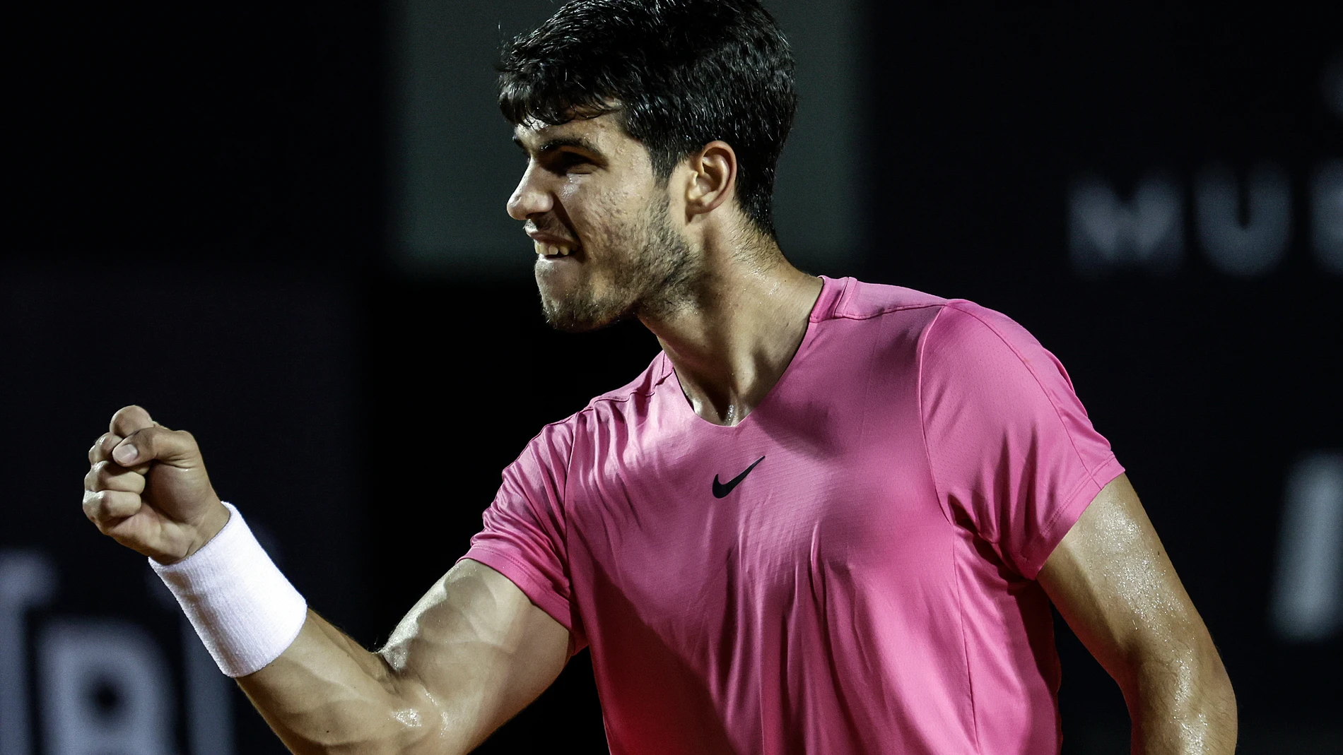 BRA01. RÍO DE JANEIRO (BRASIL), 24/02/2023.- El tenista español Carlos Alcaraz celebra un punto ante el sérbio Dusan Lajovic hoy, durante un partido en el Abierto de Tenis de Río de Janeiro (Brasil). EFE/Antonio Lacerda