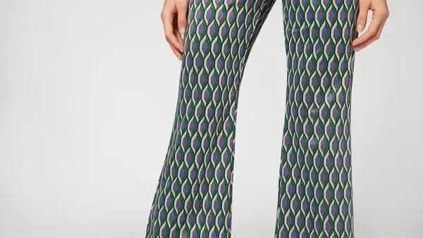 Leggings acampanados con labor geométrica