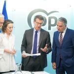 Alberto Núñez Feijóo junto a Cuca Gamarra, Esteban González Pons y Elías Bendodo, en la sede del PP