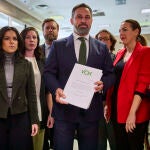 El presidente de Vox, Santiago Abascal, acompañado por su portavoz en el Cámara Baja, Iván Espinosa de los Monteros, entre otros parlamentarios. formaliza este lunes en el Registro del Congreso de los Diputados en Madrid una moción de censura contra Pedro Sánchez, que encabezará el veterano economista Ramón Tamames con el aval de los 52 diputados del grupo parlamentario Vox.