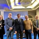 El PP celebra un acto público sobre el impulso de la economía por la administración. Intervienen el consejero de Economía y Hacienda, Carlos Fernández; el viceconsejero de Administraciones Públicas y Atención al Ciudadano, Indalecio Escudero; la delegada de la Junta en Zamora, Leticia García, y el candidato del Partido Popular a la Alcaldía de Zamora, Jesús María Prada. El secretario autonómico del Partido Popular, Francisco Vazquez, clausura el acto, junto a Isabel Blanco y José María Barrios