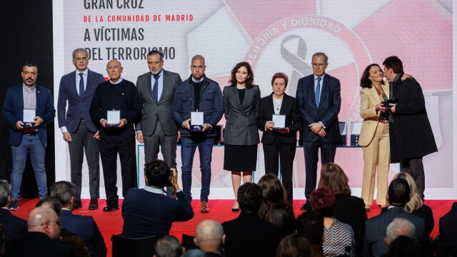MADRID.-VÍDEO: Ayuso otorga la Gran Cruz de la Comunidad a 209 víctimas del terrorismo como "muro contra la desmemoria"