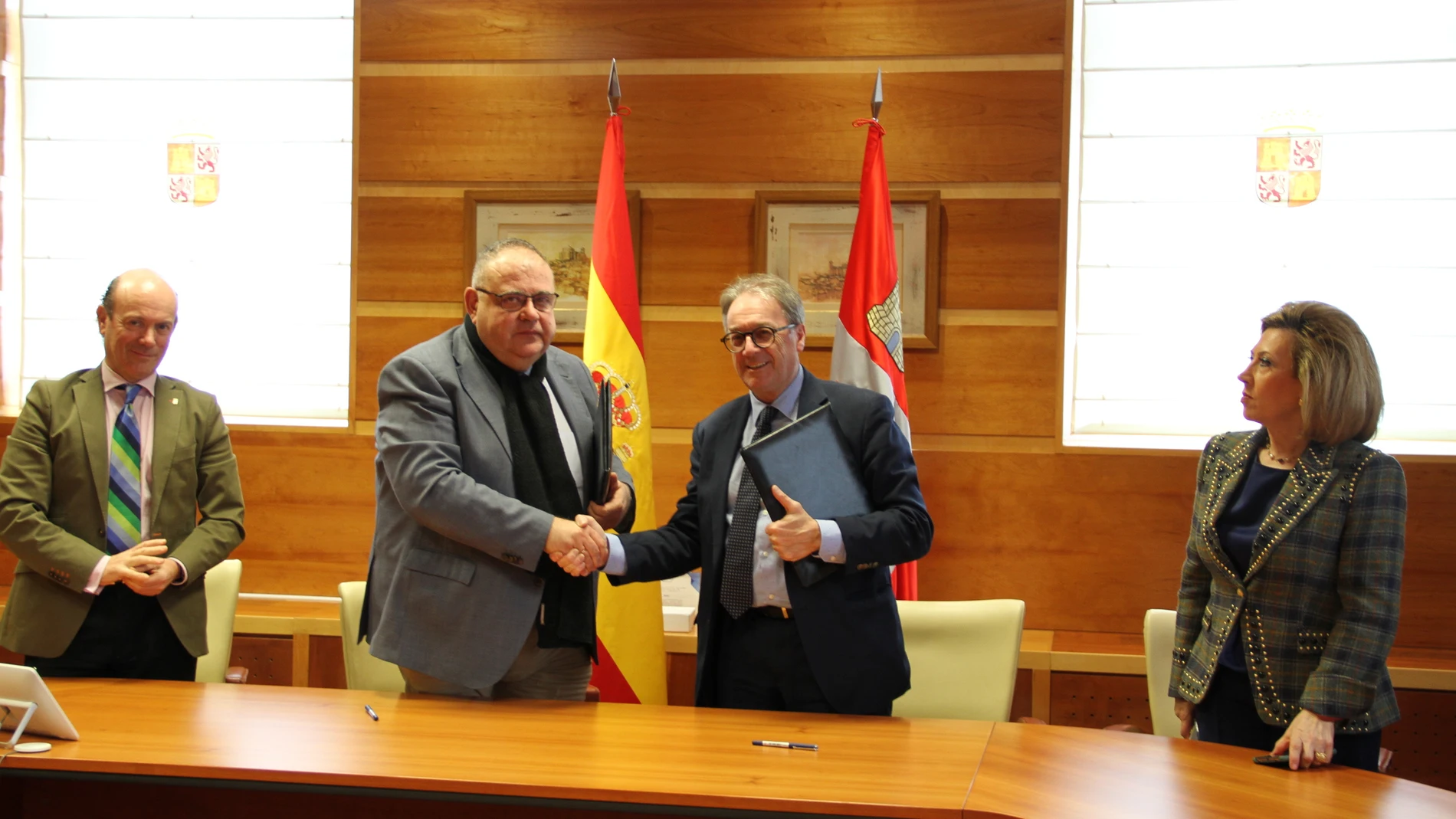El consejero de Sanidad, Alejandro Vázquez Ramos, y el subdirector general de la Fundación ‘laCaixa’, Marc Simón Martínez, suscriben el convenio