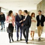 Tudanca conversa con Ander Gil en presencia de Ana Sánchez, Patricia Gómez y