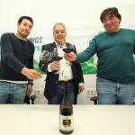 El director de Asprona Bierzo, Valentín Barrio, junto a los responsables de la bodega 13 Viñas, Julio Calvo y Jesús Alcaide