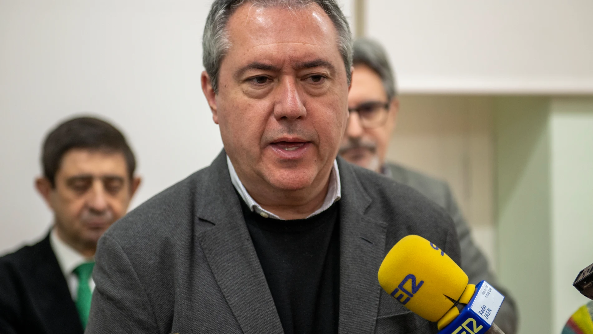 GRAFAND8057. JAÉN, 27/02/2023.- El secretario regional del PSOE, Juan Espadasesta mañana en Jaén, al comienzo de la reunión mantenida con miembros de la Universidad de Jaén, para escuchar sus reivindicaciones. En la imagen acompañado de Francisco Reyes (i) secretario provincial del PSOE en Jaén y Ángeles Férriz (d) portavoz del PSOE en Andalucía. EFE/José Manuel Pedrosa.