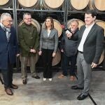 Fernández Mañueco y Gerardo Dueñas visitan la Bodega Tierra Aranda