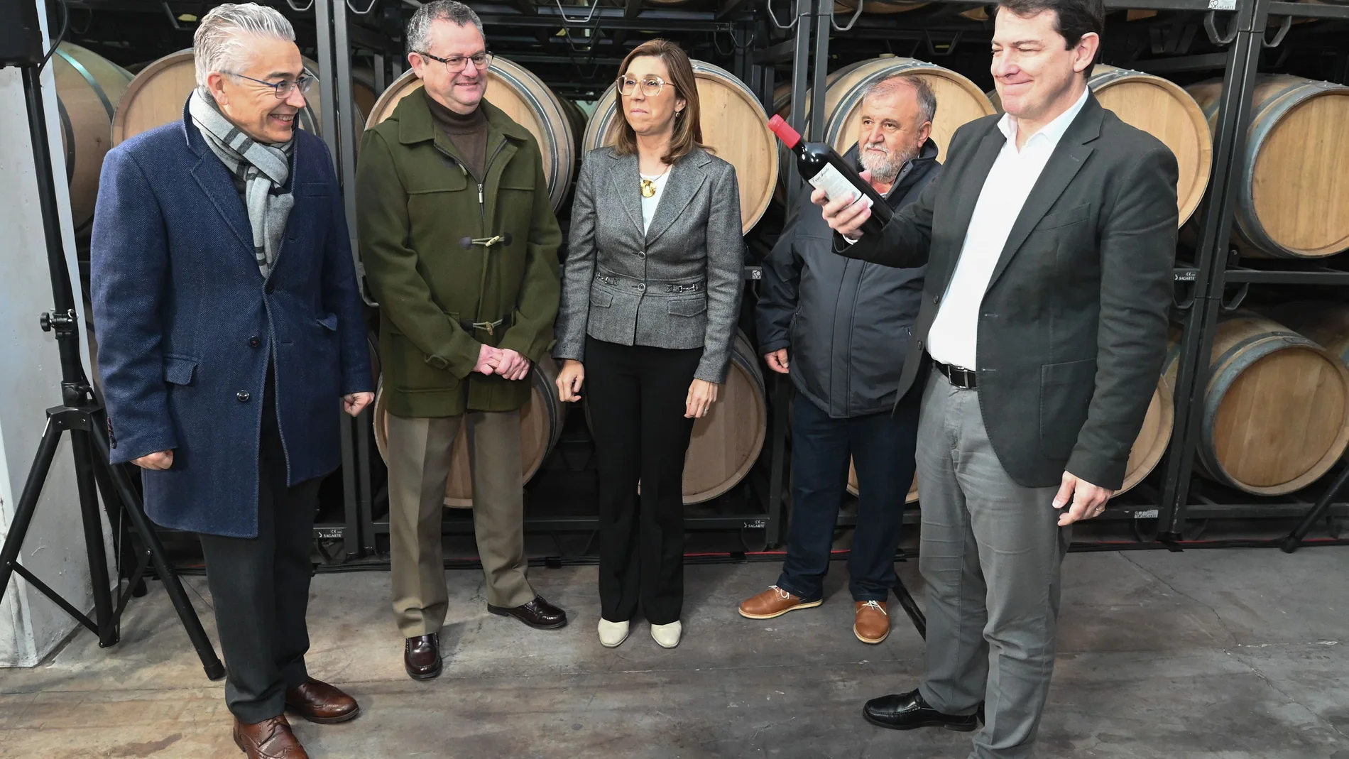 Fernández Mañueco y Gerardo Dueñas visitan la Bodega Tierra Aranda