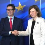 El ministro de la Presidencia, Relaciones con las Cortes y Memoria Democrática, Félix Bolaños, en un encuentro con la vicepresidenta de la Comisión Europea de valores y transparencia, Vera Jourová, en Bruselas.