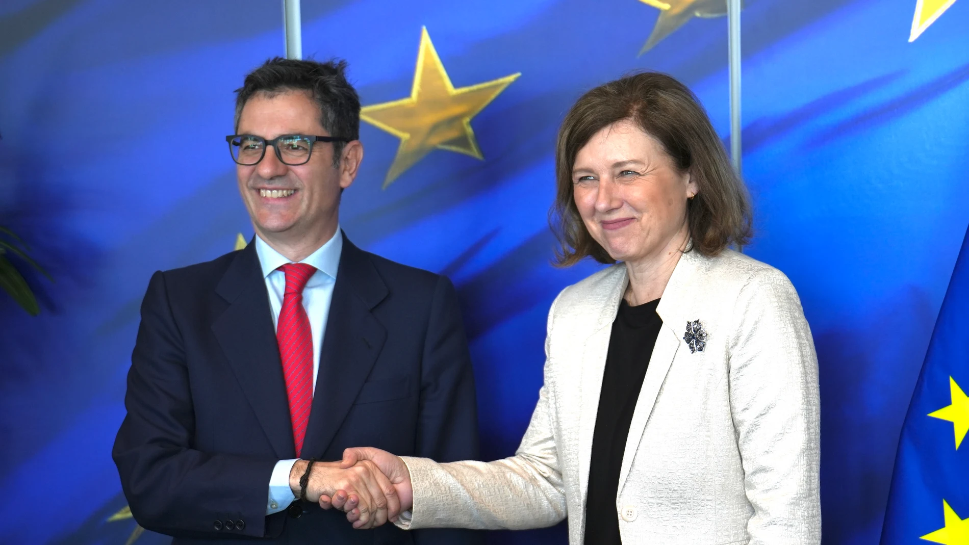El ministro de la Presidencia, Relaciones con las Cortes y Memoria Democrática, Félix Bolaños, en un encuentro con la vicepresidenta de la Comisión Europea de valores y transparencia, Vera Jourová, en Bruselas.