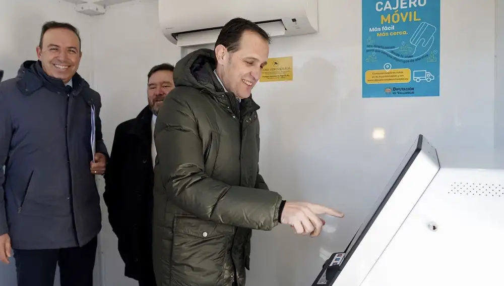 Conrado Íscar utiliza al cajero móvil de la Diputación de Valladolid frente a la exclusión financiera