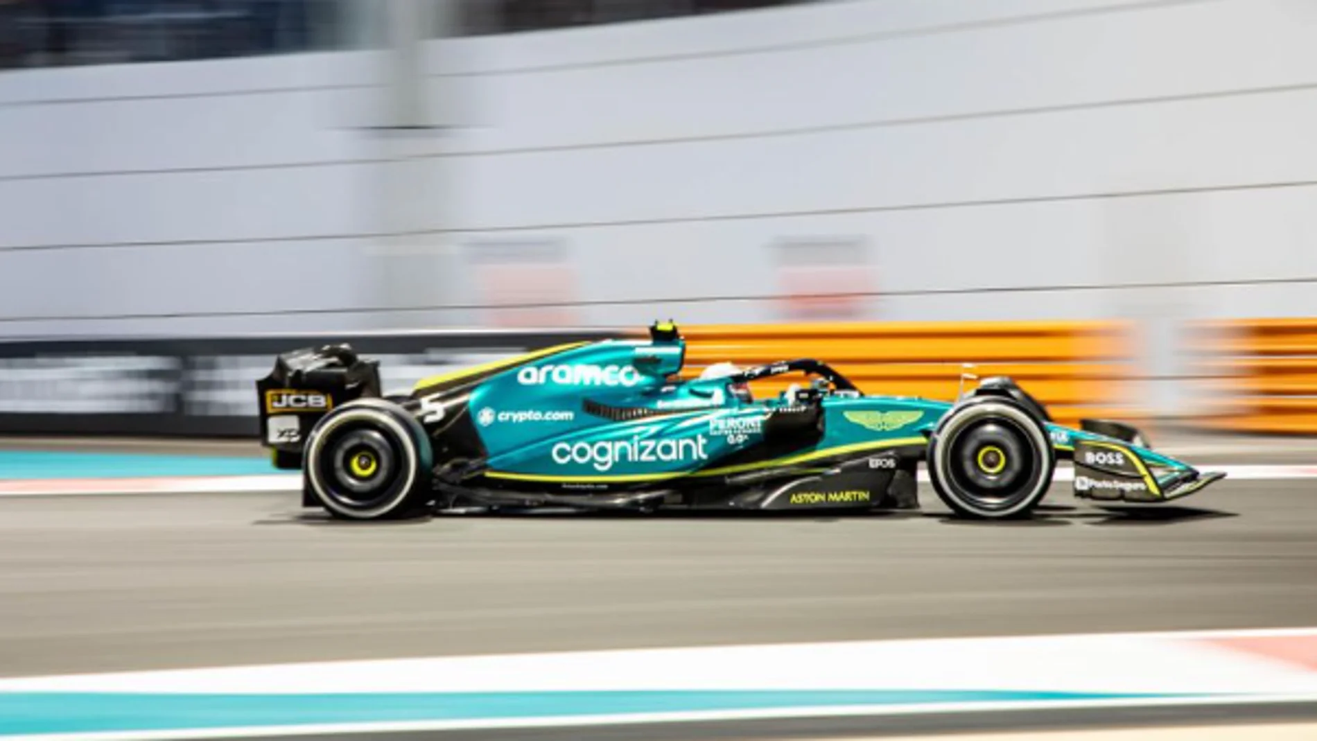 El AMR23 de Aston Martin, durante una carrera