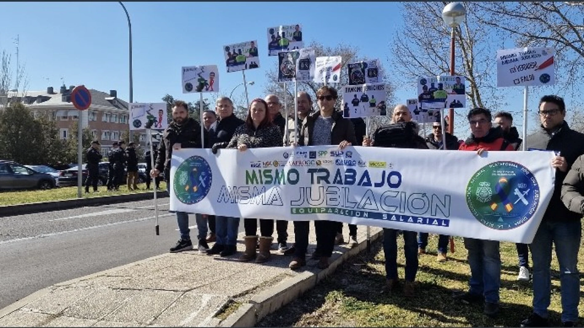 Protesta a las puertas de La Moncloa de policías y guardias civiles