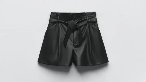 Shorts efecto piel cinturón