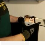 Un momento de uno de los registros realizados por la Guardia Civil
