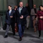 El portavoz de VOX en el Ayuntamiento de Madrid, Javier Ortega Smith, atiende a los medios de comunicación, tras reunirse con el alcalde de Madrid por la ley de urbanismo, frente al Ayuntamiento, a 1 de marzo de 2023, en Madrid (España).El portavoz de VOX en el Ayuntamiento madrileño y el alcalde se han reunido hoy para abordar la modificación de las normas urbanísticas en la capital. Ortega Smith solicitó el pasado jueves 23 de febrero, a través de una carta dirigida a Martínez-Almeida, mantener “lo antes posible” una reunión sobre las modificaciones que proponen respecto a las normas urbanísticas en la ciudad de Madrid.