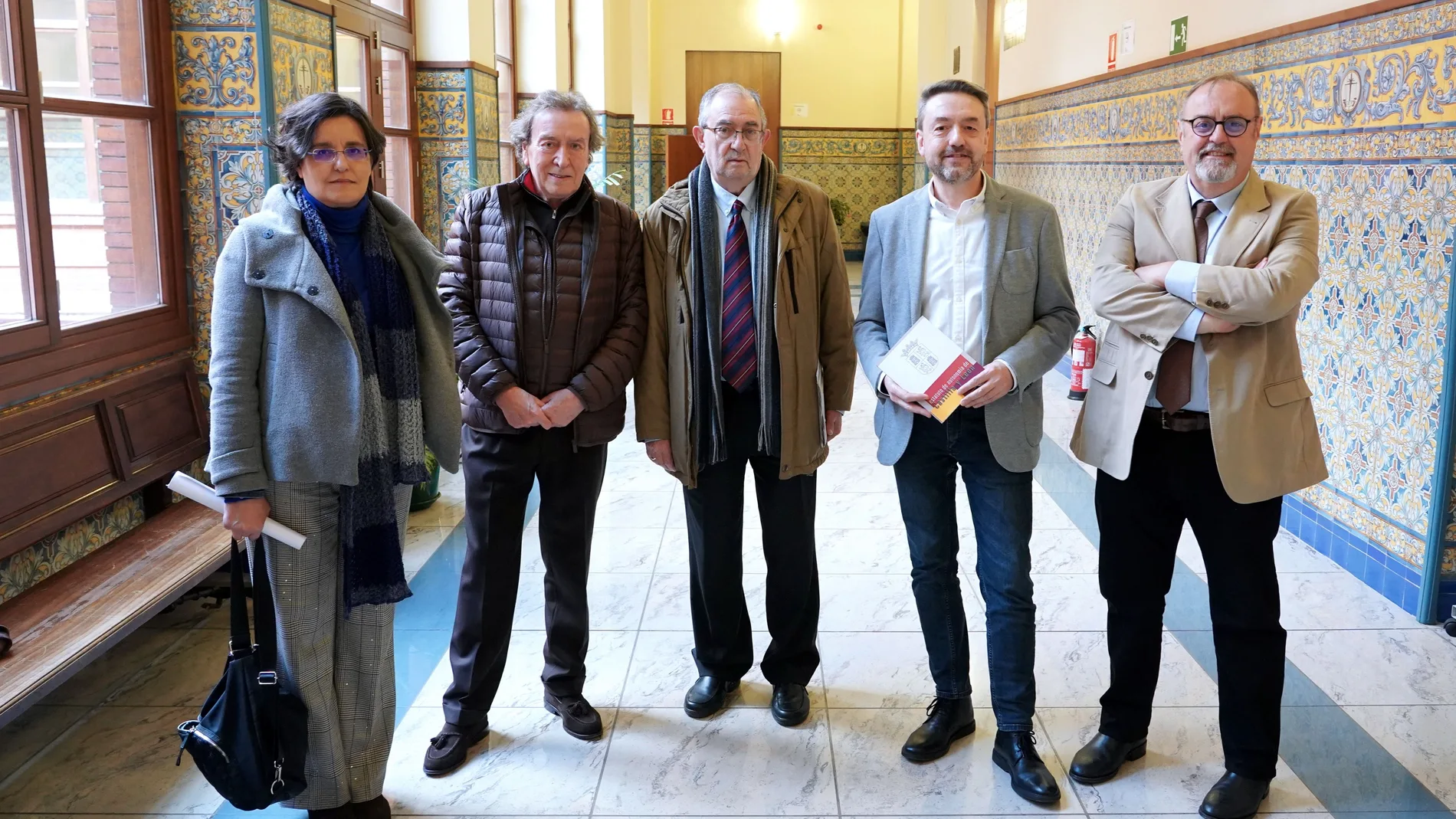 Foto de familia de los ponentes De Santiago-Juárez, Jesús Quijano, Óscar Sánchez y Fernando Rey, junto a la periodista Susana Escribano, que moderó el debate