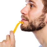 Hombre joven con barba que sostiene una cuchilla de afeitar