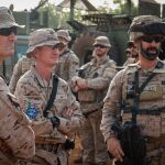 El general Santiago Fernández Ortiz-Repiso (centro) visita en un campo de tiro en Mali.