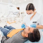 Una alumna del grado de Higiene Bucodental realiza prácticas en las instalaciones de Ilerna Sevilla