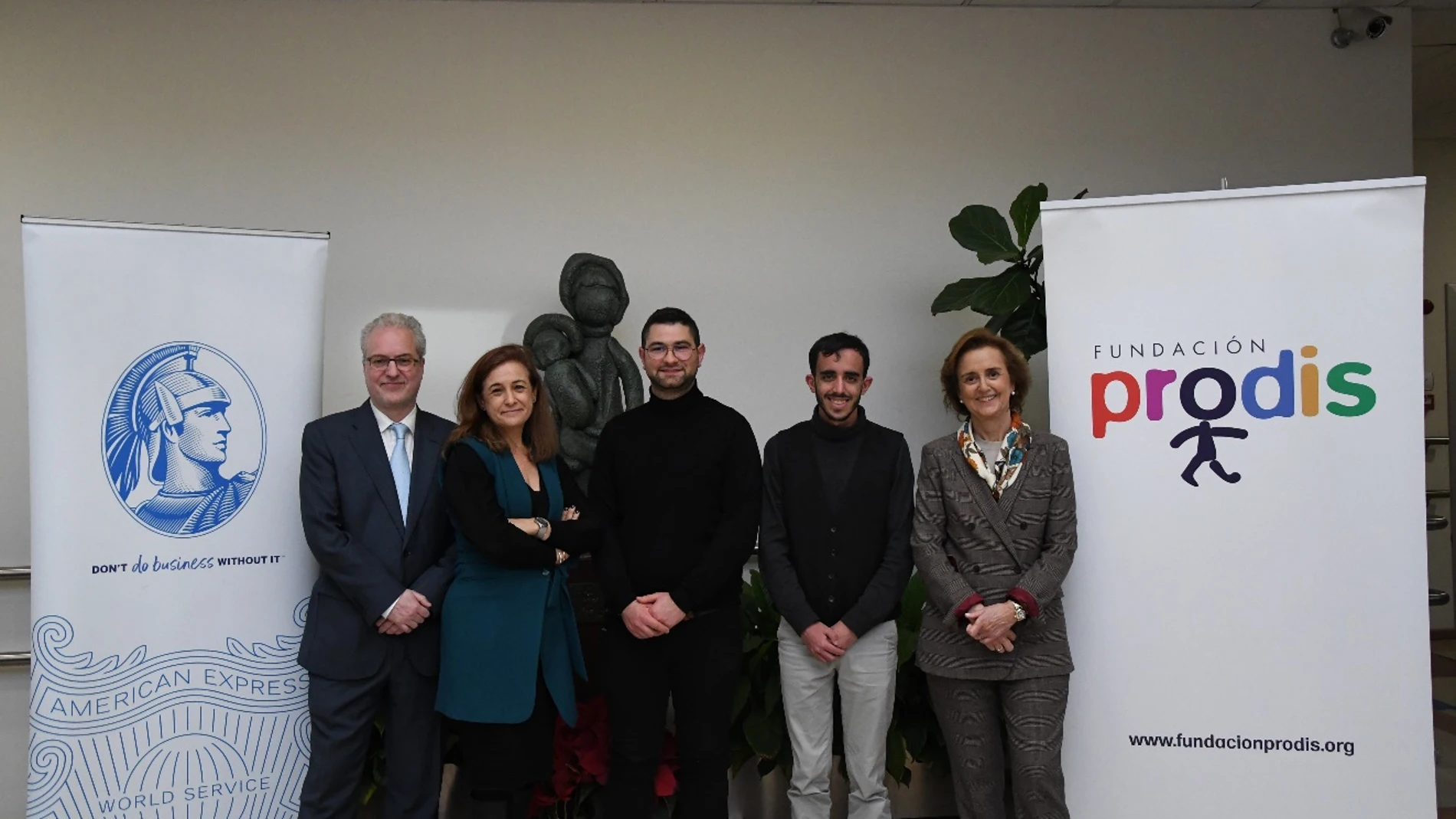 Tomás Fernández, CFO de American Express, Julia López, vicepresidenta, y, a la derecha, Soledad Herreros de Tejada, presidenta de la Fundación, y Javier y Raul, usuarios de la fundación y empleados de American Express
