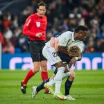 Vinicius y De Jong se agarran durante el Clásico