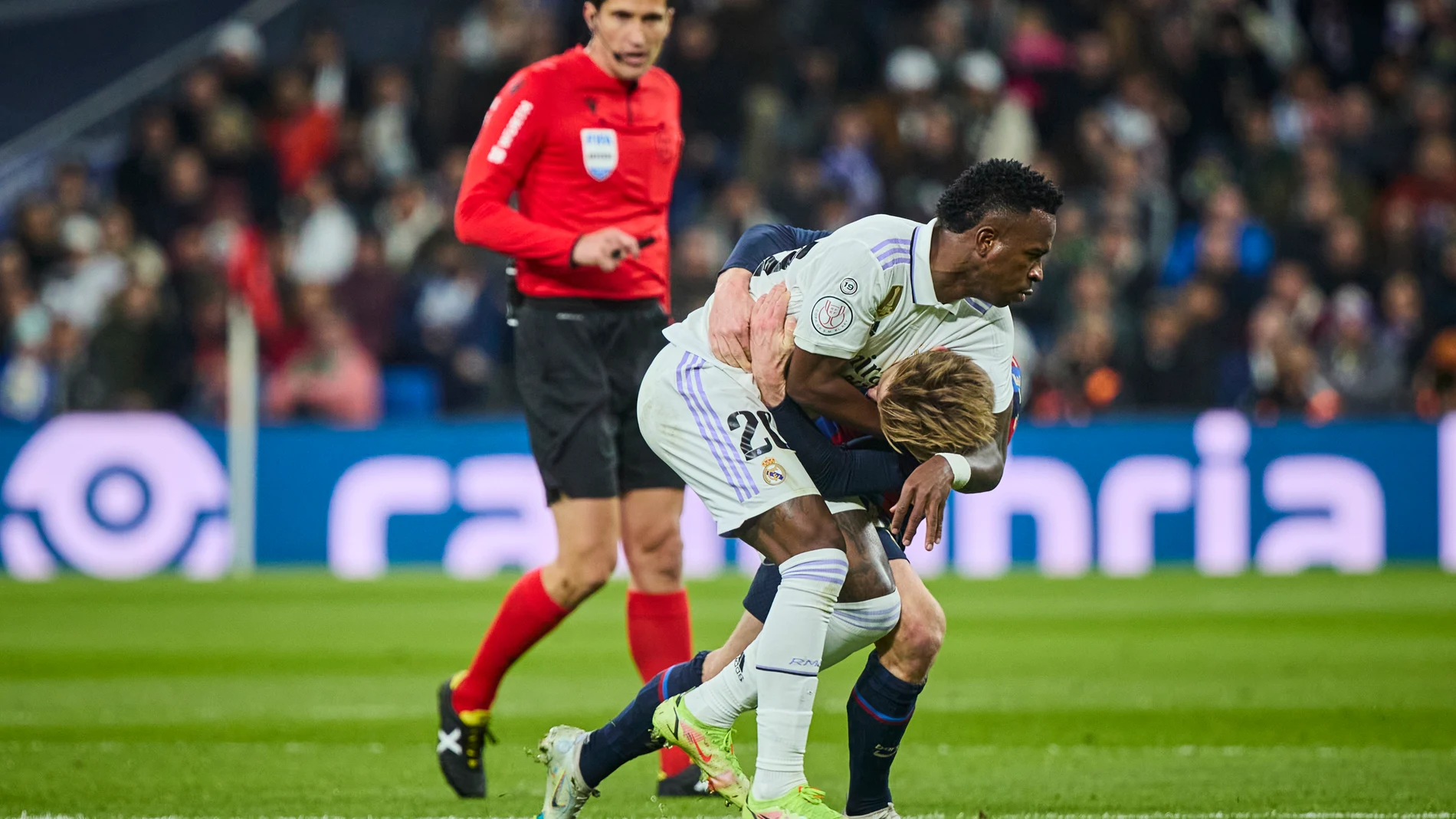 Vinicius pelea un balón con Frenkie De Jong durante el Real Madrid - FC Barcelona . Semifinales Copa del Rey