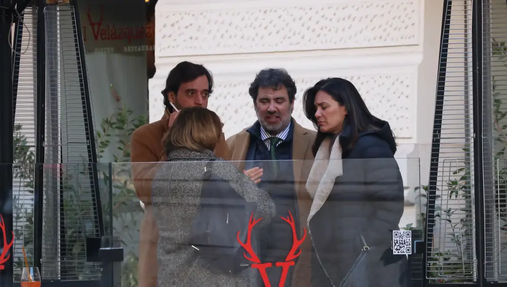 Fabiola Martínez y unos amigos