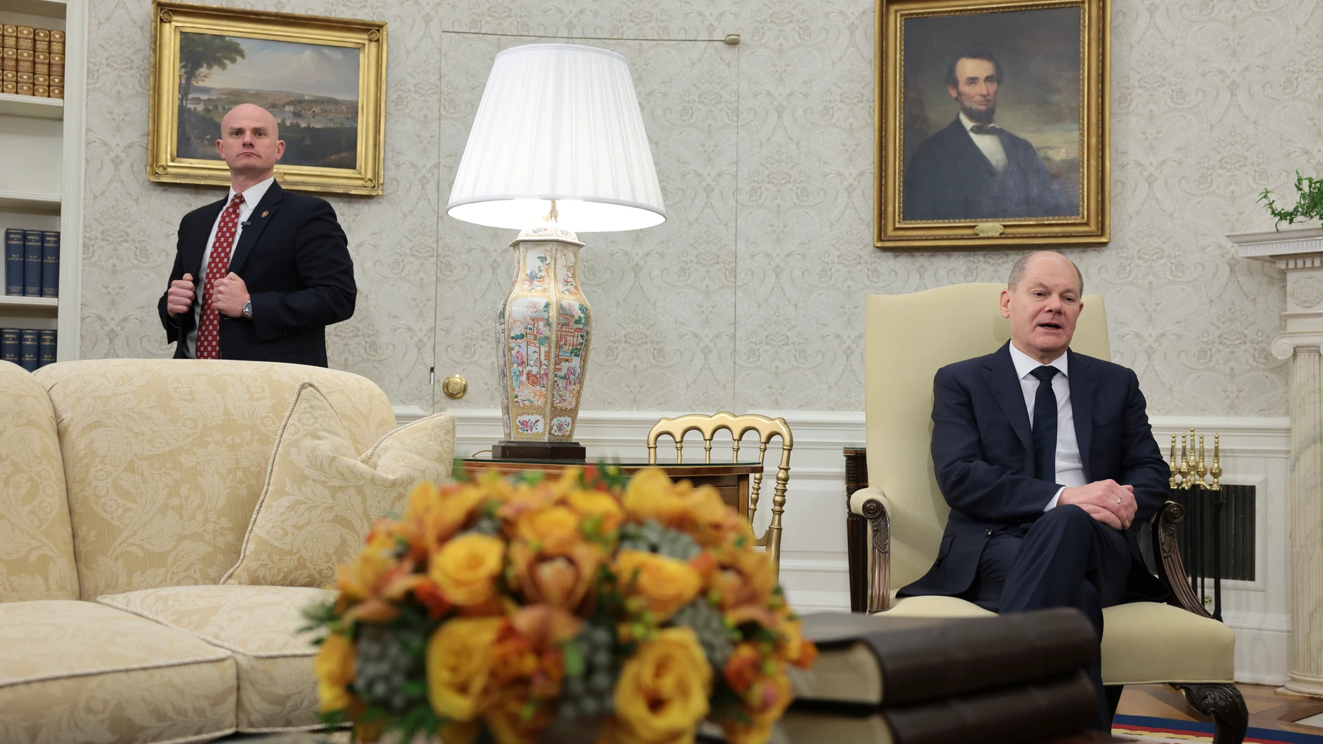 Washington (United States), 03/03/2023.- German Chancellor Olaf Scholz (R) speaks during a bilateral meeting with US President Joe Biden (not pictured), in the Oval Office of the White House in Washington, DC., USA, 03 March 2023. (Alemania, Estados Unidos) EFE/EPA/Oliver Contreras / POOL