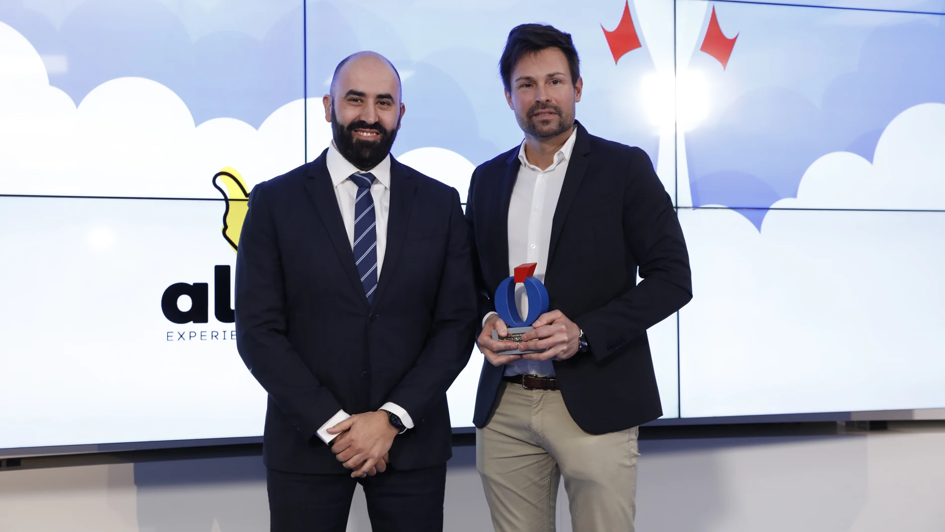 Premios Starup, Javier Almazán, director de EAE Madrid, y Cristian Rivas, de AlojaExperience