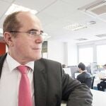 “Nadie que conociera los riesgos y la carga económica de las tarjetas revolving las contrataría”