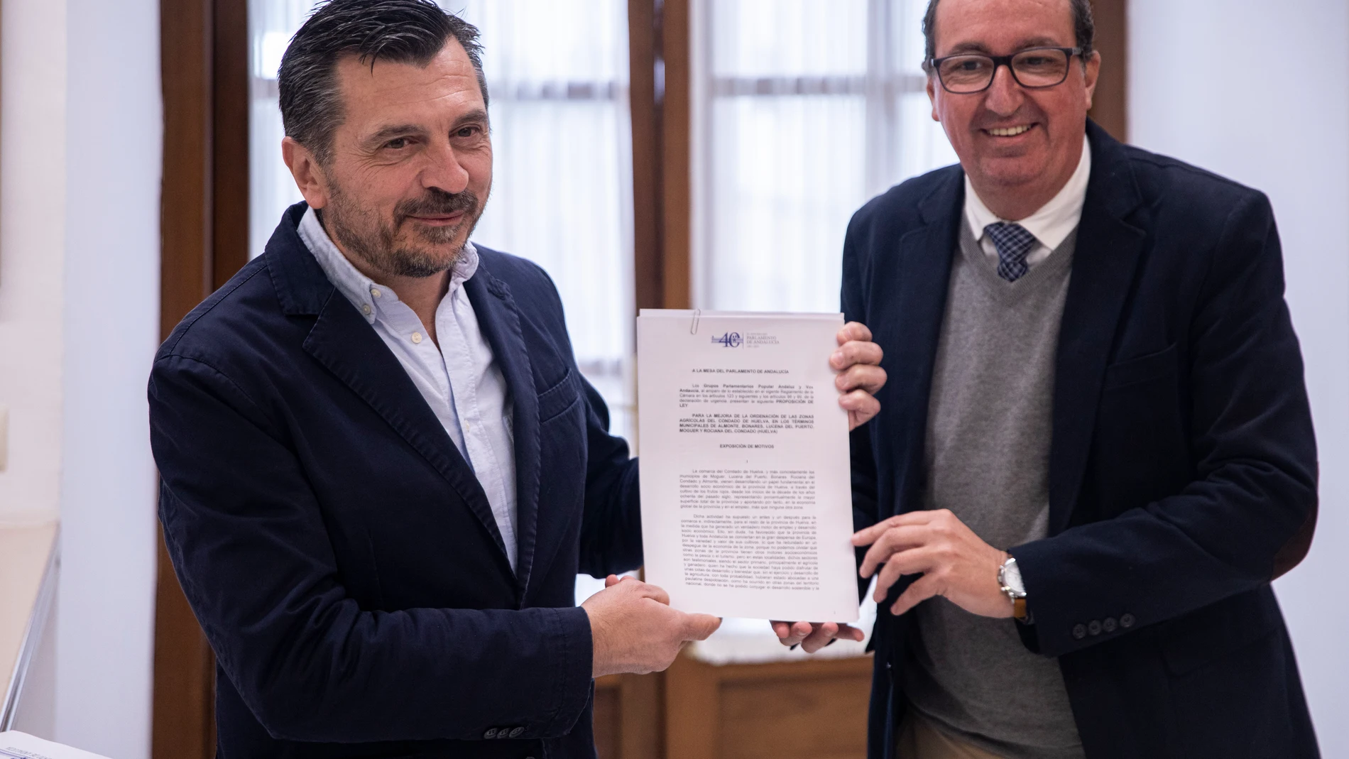 El presidente del PP de Huelva, Manuel Andrés González (d), y el portavoz popular, Toni Martín, en el registro
