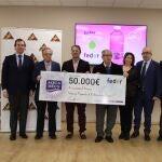 Foto de la entrega del cheque de 50.000 euros a Feder