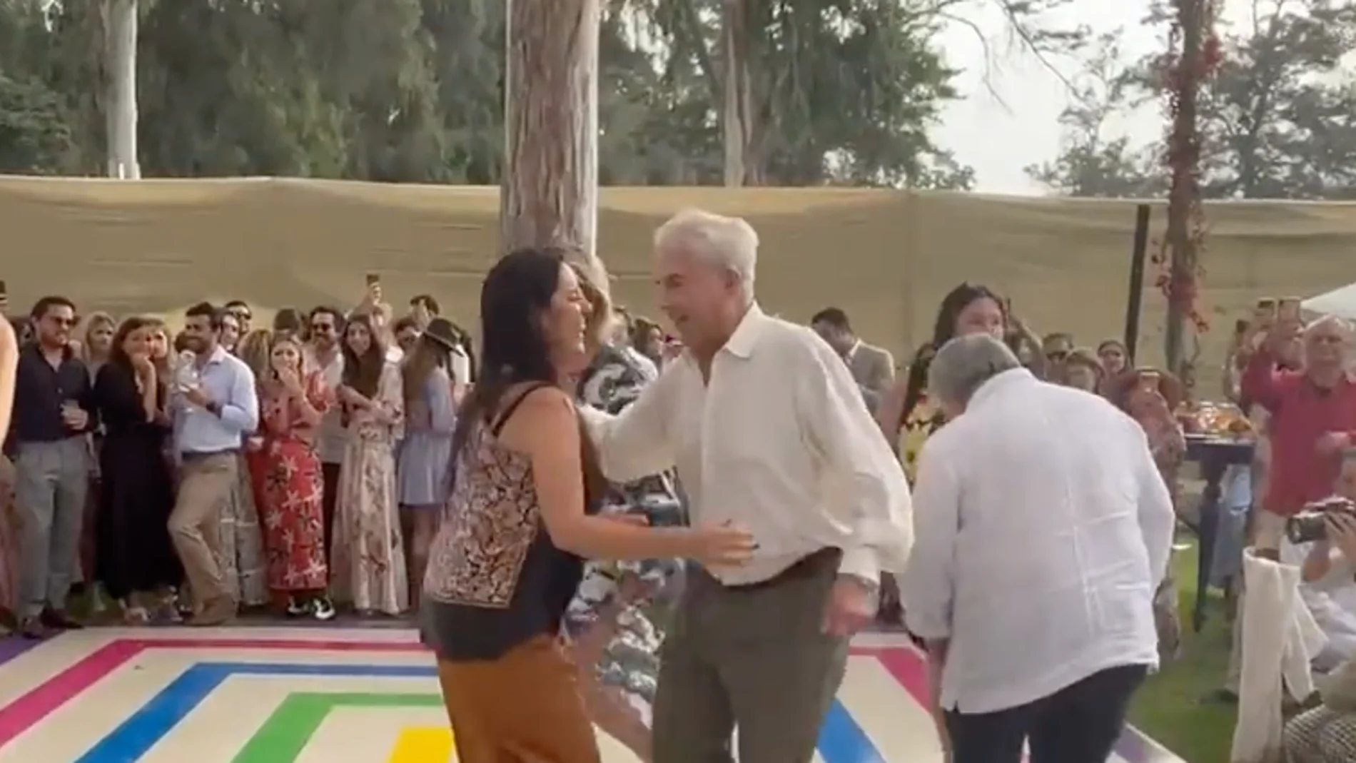 Vargas Llosa bailando en el enlace de su nieta