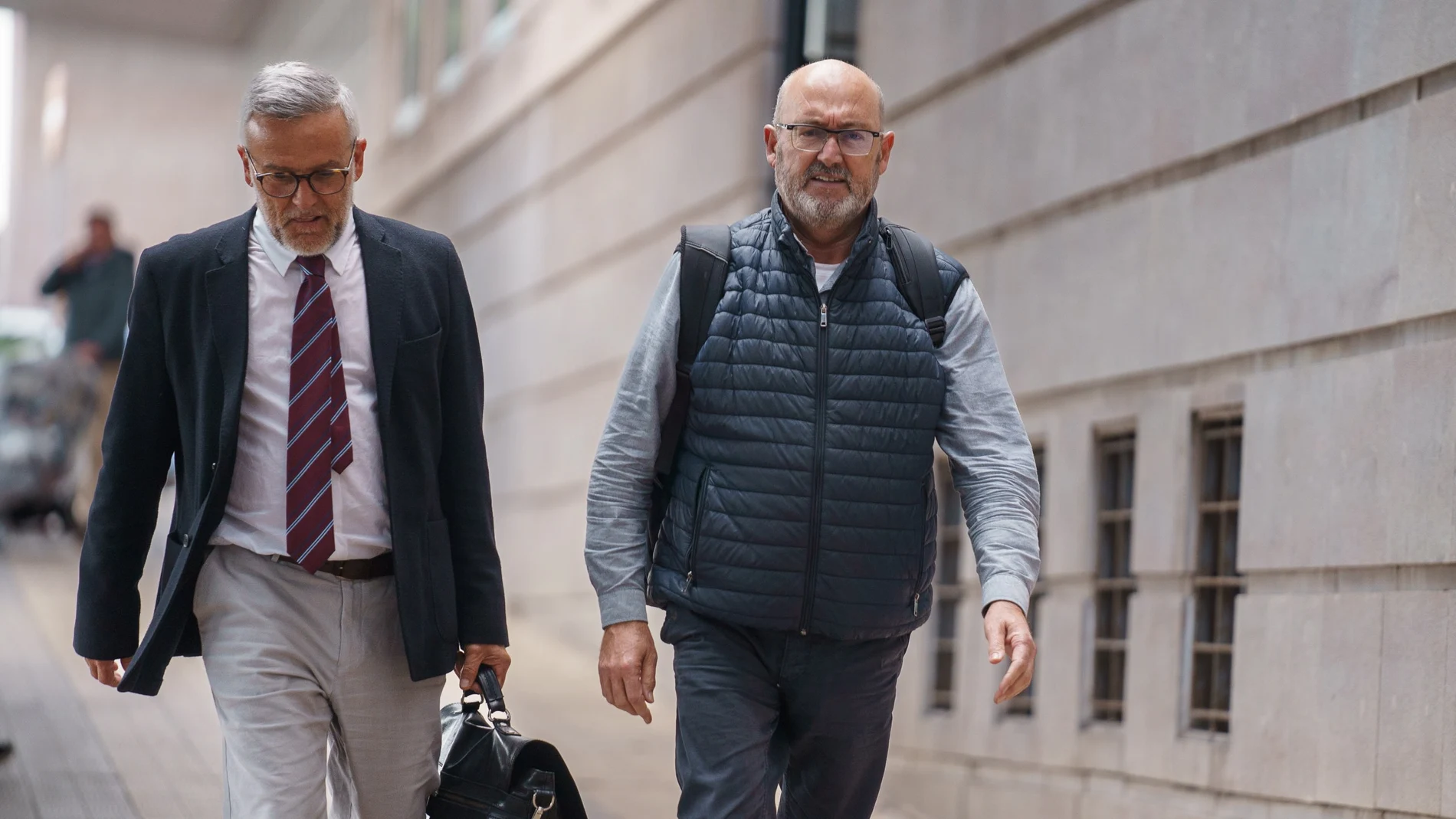 El exdiputado nacional del PSOE Juan Bernardo Fuentes (d) junto a su abogado Raúl Miranda salen este miércoles de la Audiencia Provincial de Santa Cruz de Tenerife tras declarar por el caso Mediador ante la jueza que lo ha dejado en libertad con cargos.