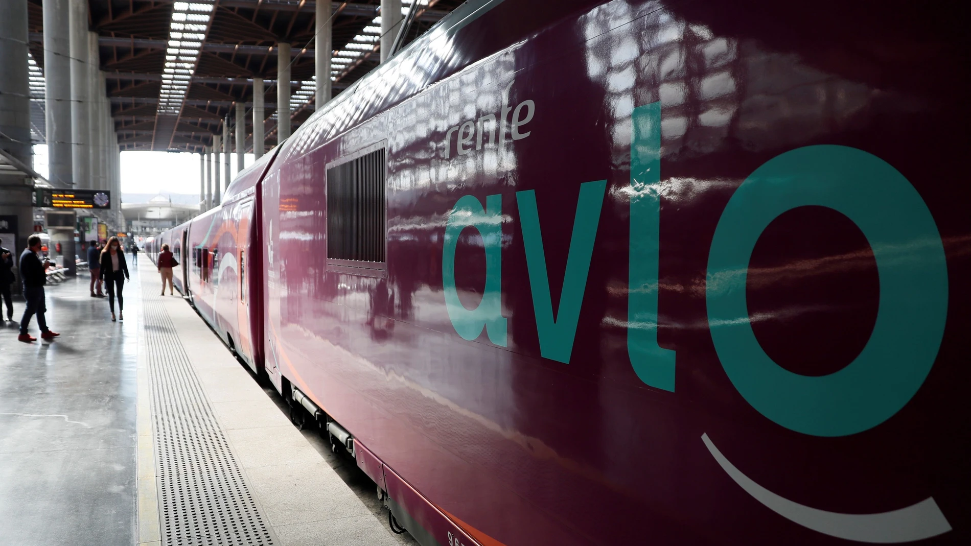 Vista del tren del nuevo servicio de alta velocidad de bajo coste Avlo, de Renfe, en la estación de Madrid Atocha.