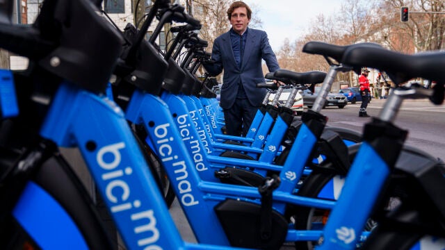 El alcalde de Madrid, José Luis Martínez-Almeida, inaugura una de las 60 estaciones de Bicimad que comenzarán a funcionar en 13 distritos de la capital: Arganzuela, Carabanchel, Chamartín, Ciudad Lineal, Fuencarral–El Pardo, Hortaleza, Latina, Moncloa–Aravaca, Moratalaz, Puente de Vallecas, San Blas–Canillejas, Tetuán y Usera